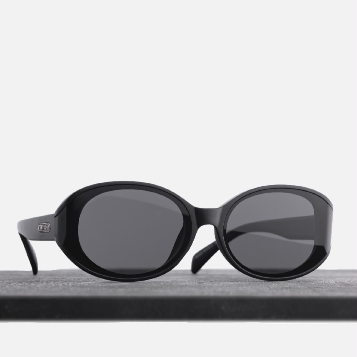 #color_matte black